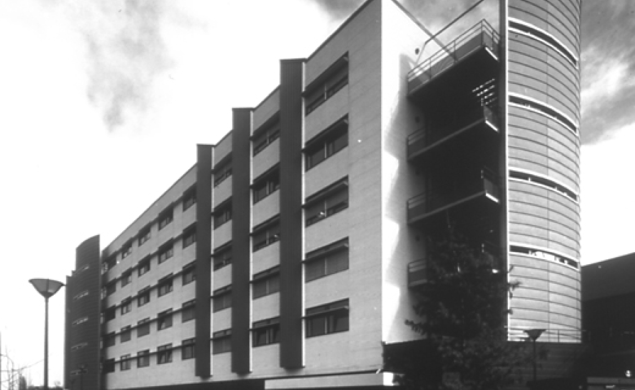 Surventilation et protections solaires pour rafraîchir un bâtiment tertiaire