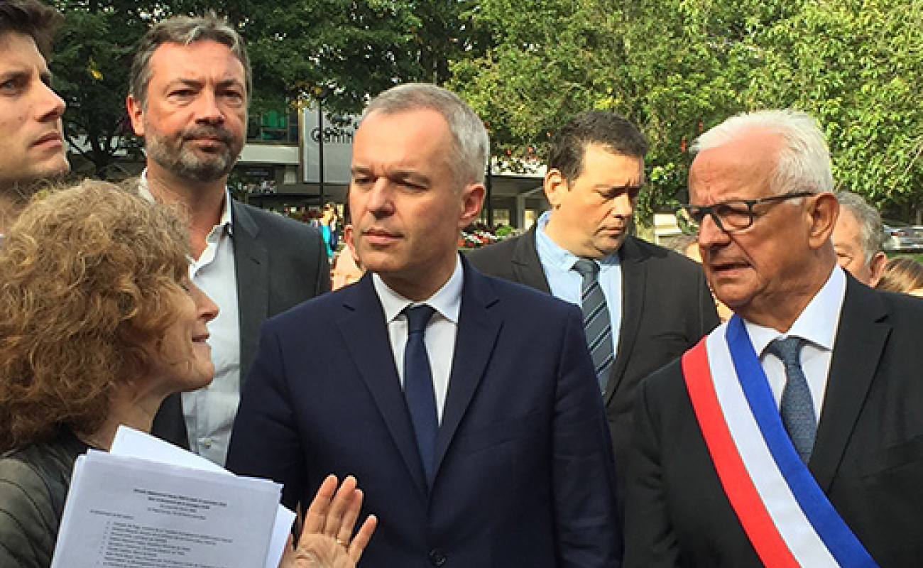 Le ministre François de Rugy (au centre), entouré de Brigitte Corinthios, directrice de l’Agence locale de l’énergie et du climat de l’Est parisien, et, à droite, de Claude Capillon, maire de Rosny-sous-Bois.